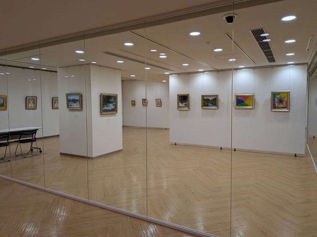 絵画の作品が展示されています。