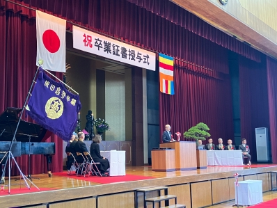 祝辞を述べる様子