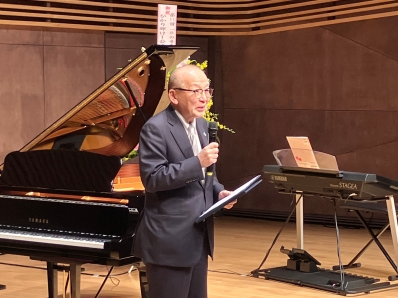 挨拶を述べる様子