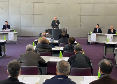 挨拶を述べる様子