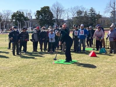 始球式で球を打つ様子