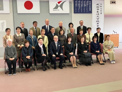 記念撮影を行う様子