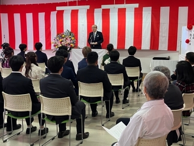 祝辞を述べる様子