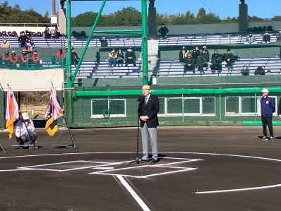 挨拶を述べる様子