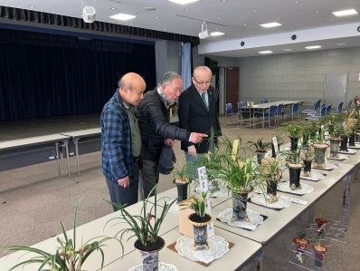 作品の説明を受ける様子