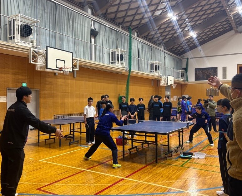 実技指導の様子。順天堂大学の選手が中学生に一対一でお手本を見せている。