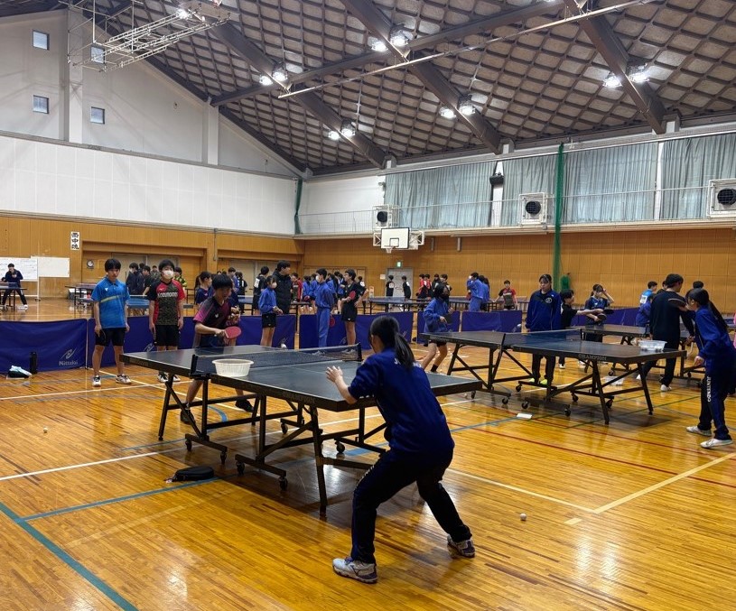 実技指導の様子。多くの球を使った練習のお手本を見せていいる様子。