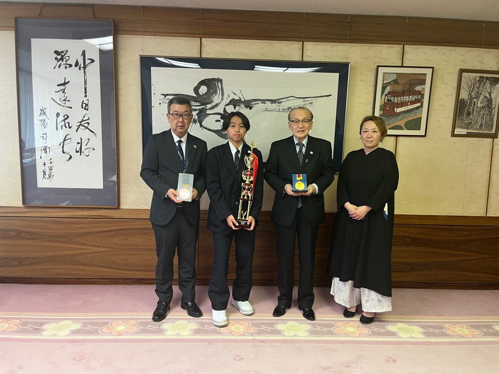 福田選手と市長の写真