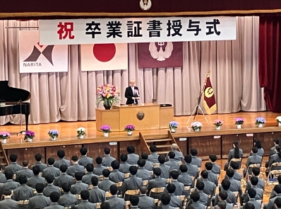 祝辞を述べる様子