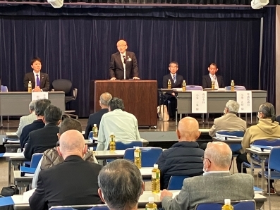 挨拶を述べる様子