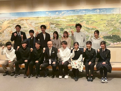 委員と揃いのポーズで記念撮影を行う様子