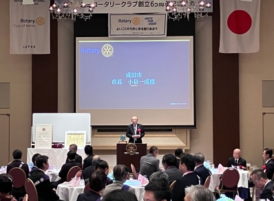 祝辞を述べる様子