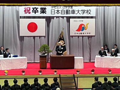 挨拶を述べる様子