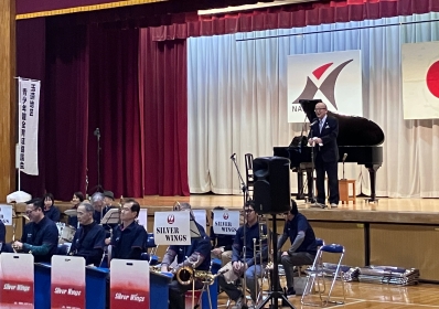 挨拶を述べる様子