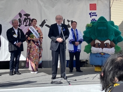 挨拶を述べる様子