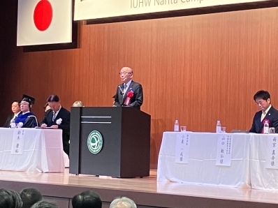 祝辞を述べる様子