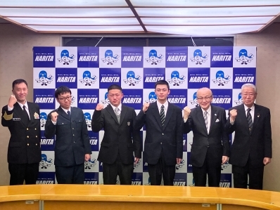 入隊者とともに記念撮影を行う様子