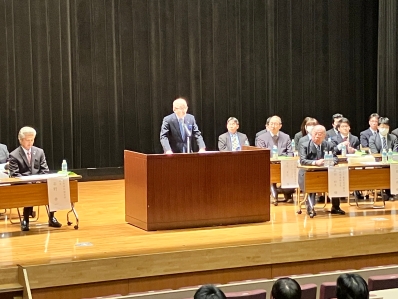 挨拶を述べる様子