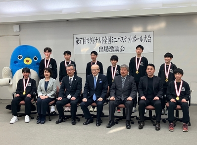 関係者と記念撮影を行う様子