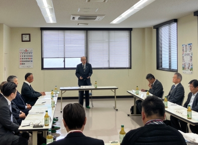 挨拶を述べる様子