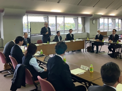 挨拶を述べる様子