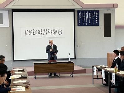 挨拶を述べる様子