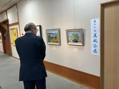 絵画を鑑賞する様子