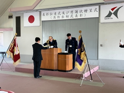 賞状を手渡す様子