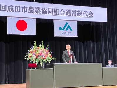 挨拶を述べる様子
