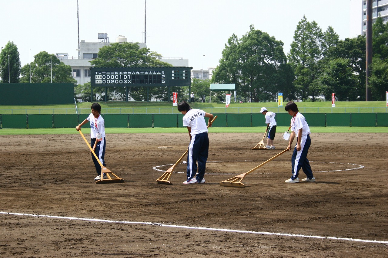 平成17年度に成田市で女子ソフトボール競技を開催した時の写真。競技補助員として大会に携わる高校生がグラウンド整備を行っている。