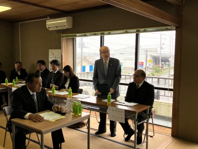 挨拶を述べる様子