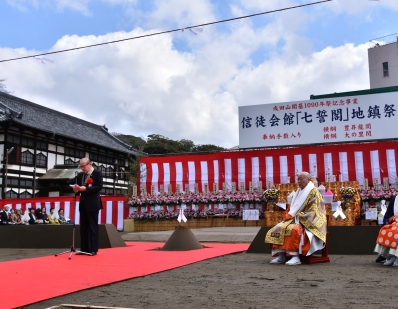 祝辞を述べる様子