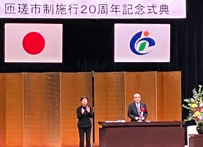 祝辞を述べる様子