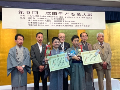 優勝者らと記念撮影を行う様子