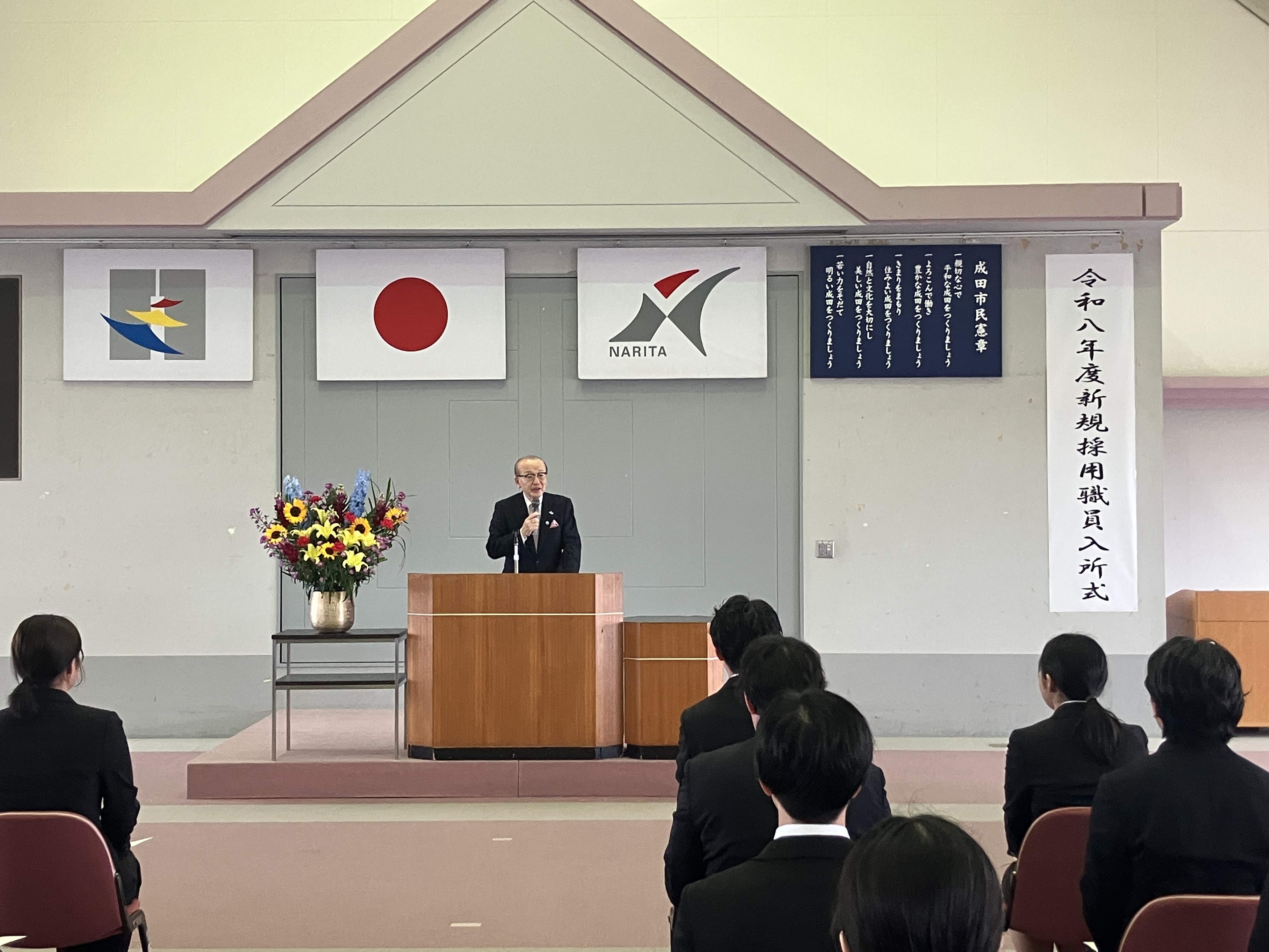 市長が訓示を行う様子。