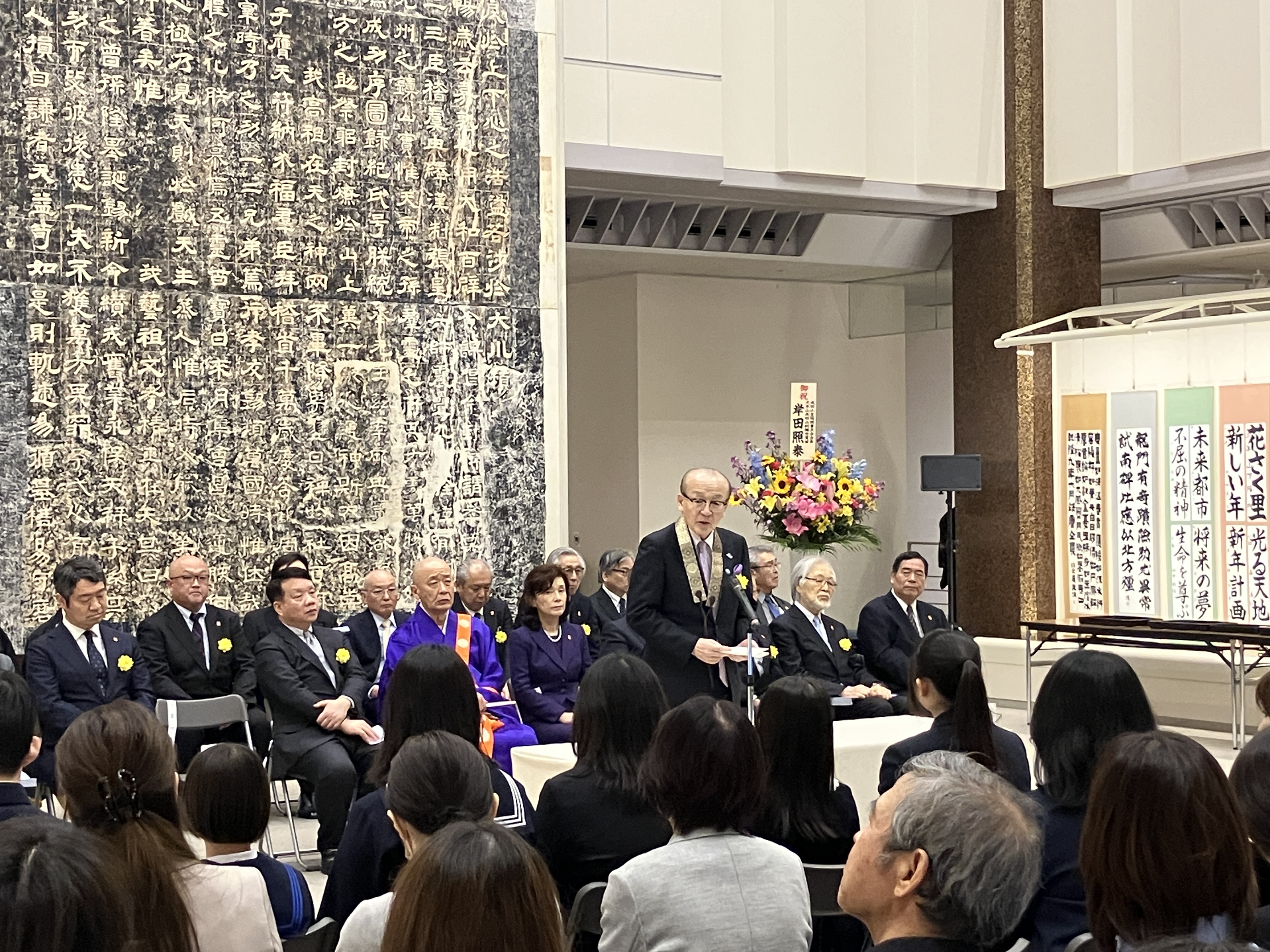 市長が祝辞を述べる様子。