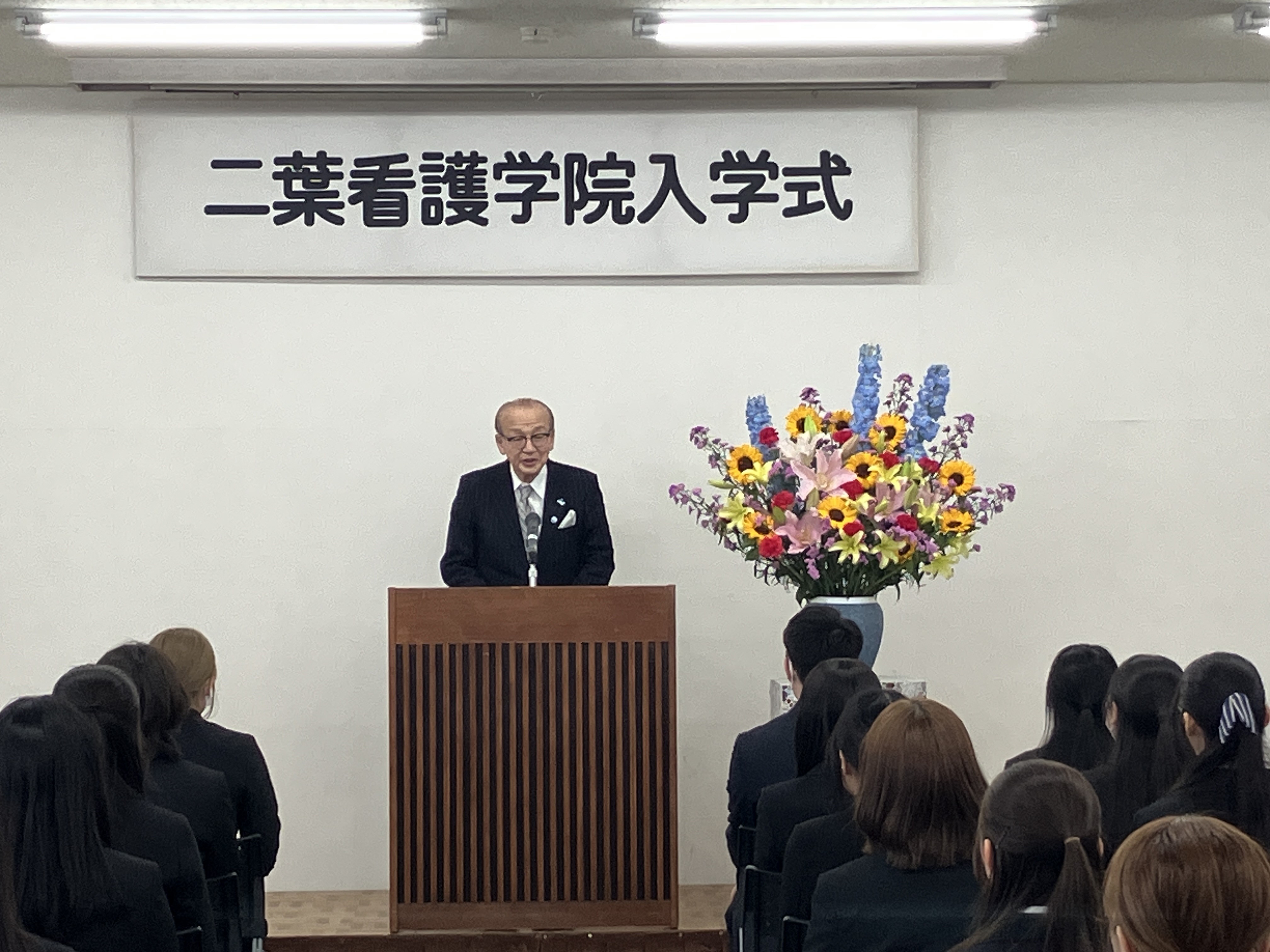 市長が祝辞を述べる様子。