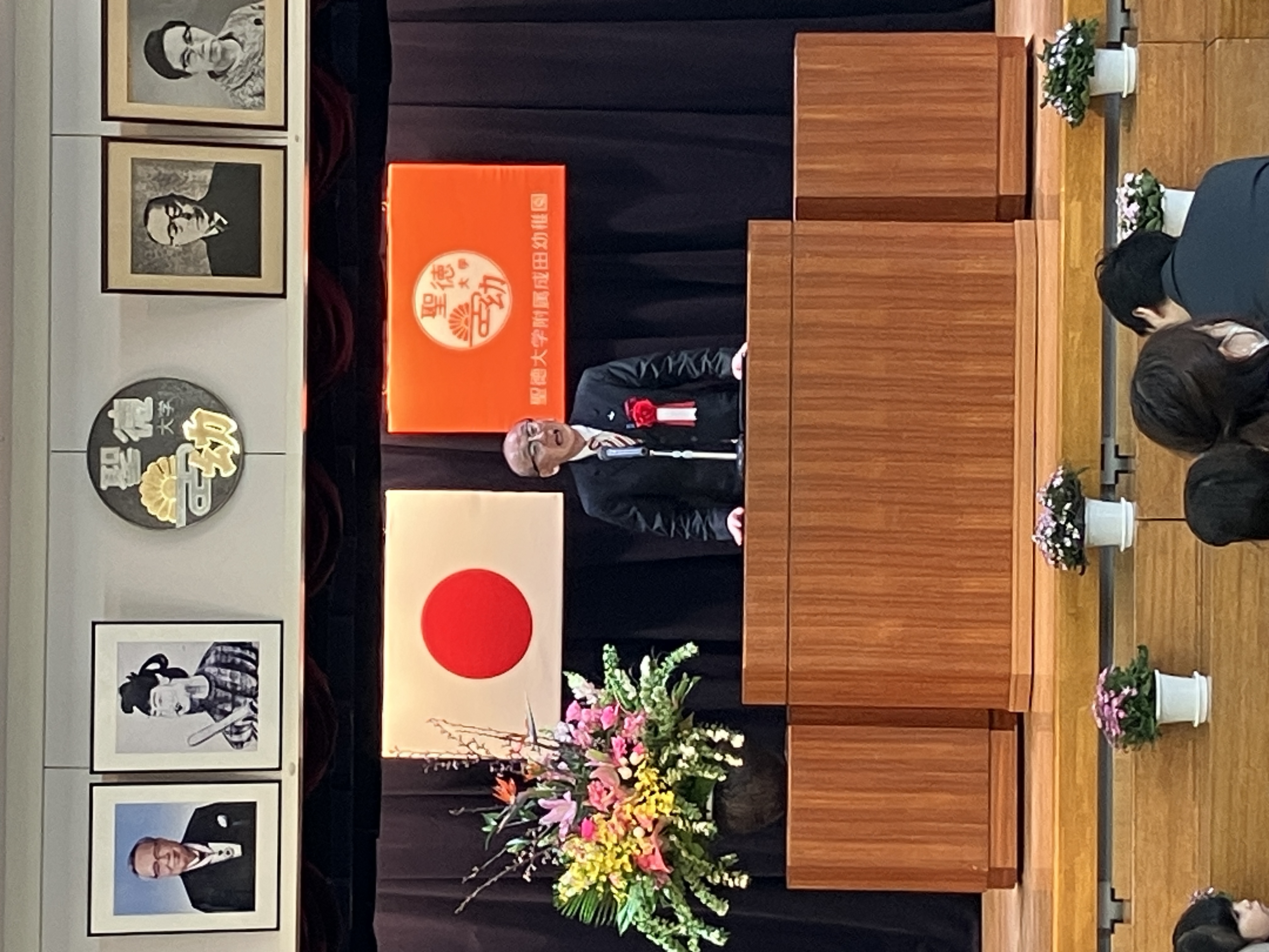 市長が祝辞を述べる様子。