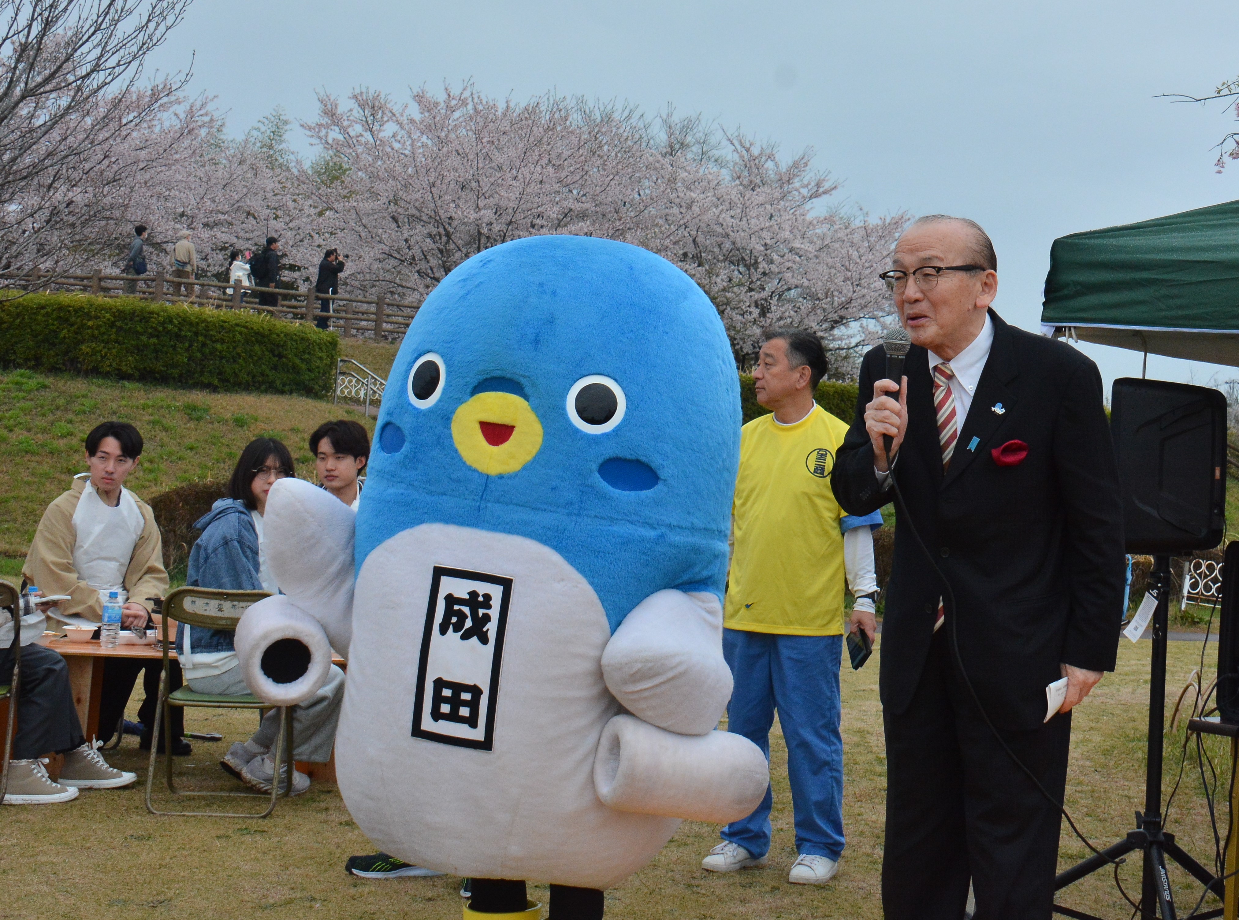 市長が挨拶する様子。