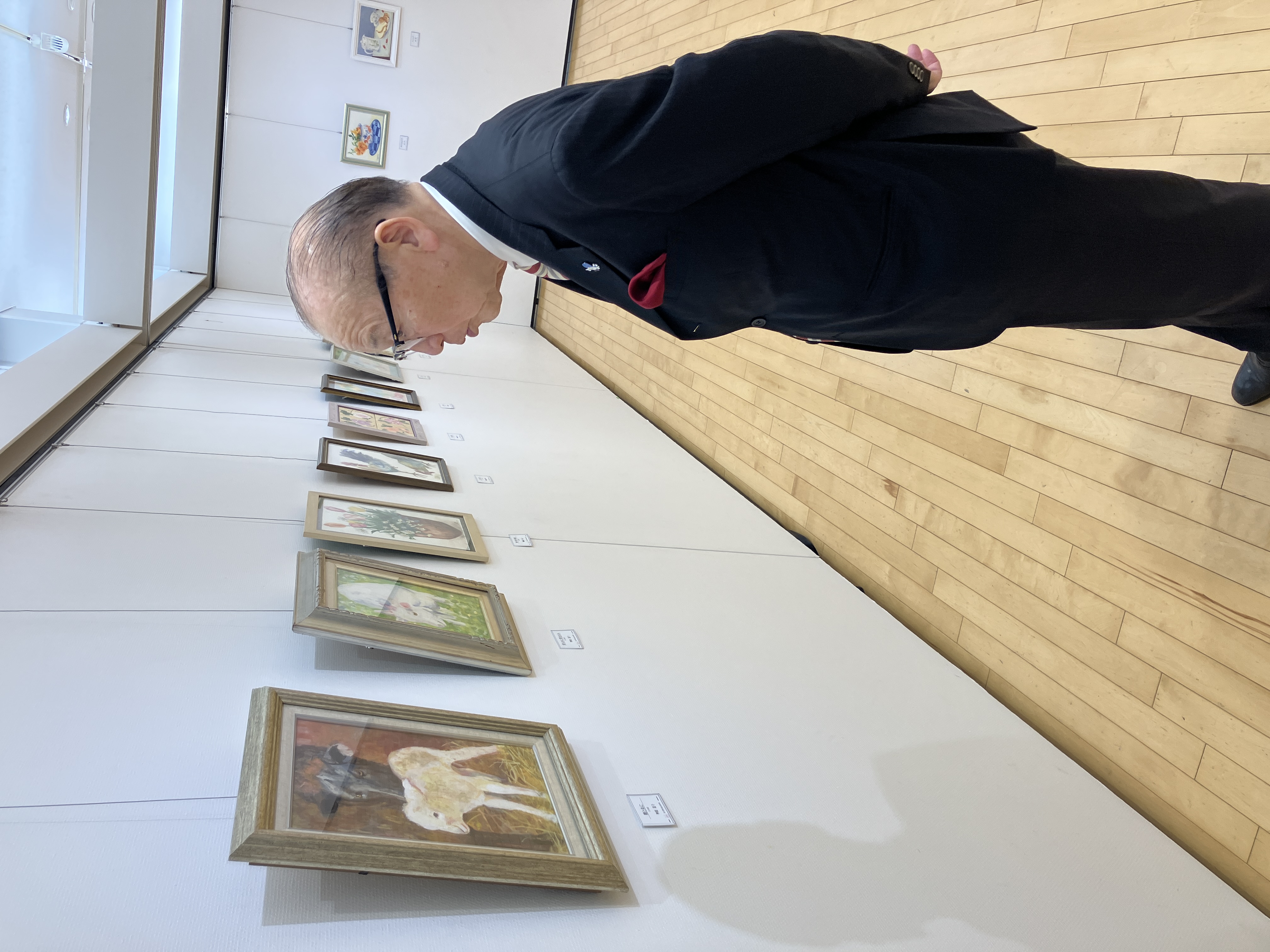 市長が作品を鑑賞する様子。