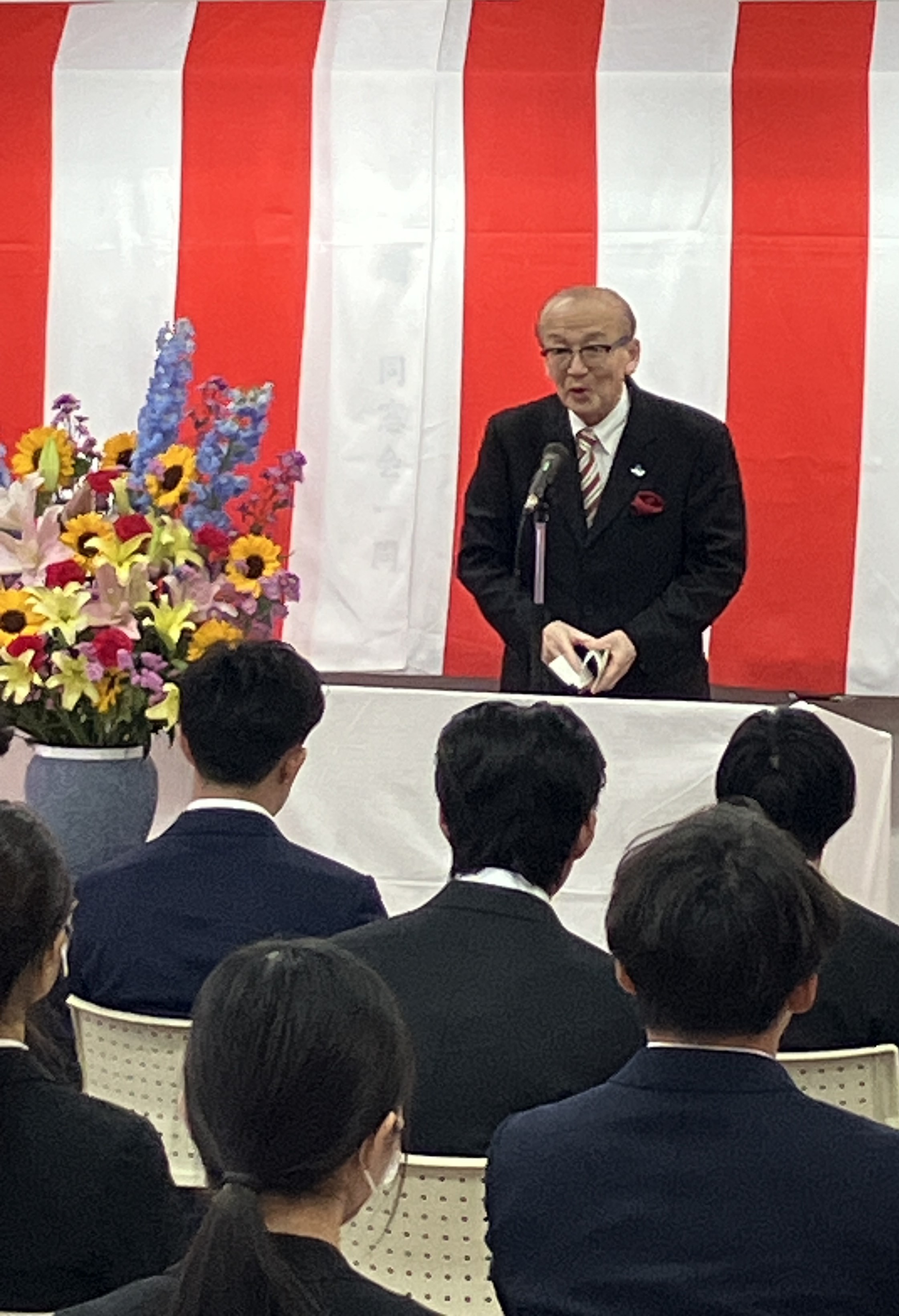 市長が祝辞を述べる様子。