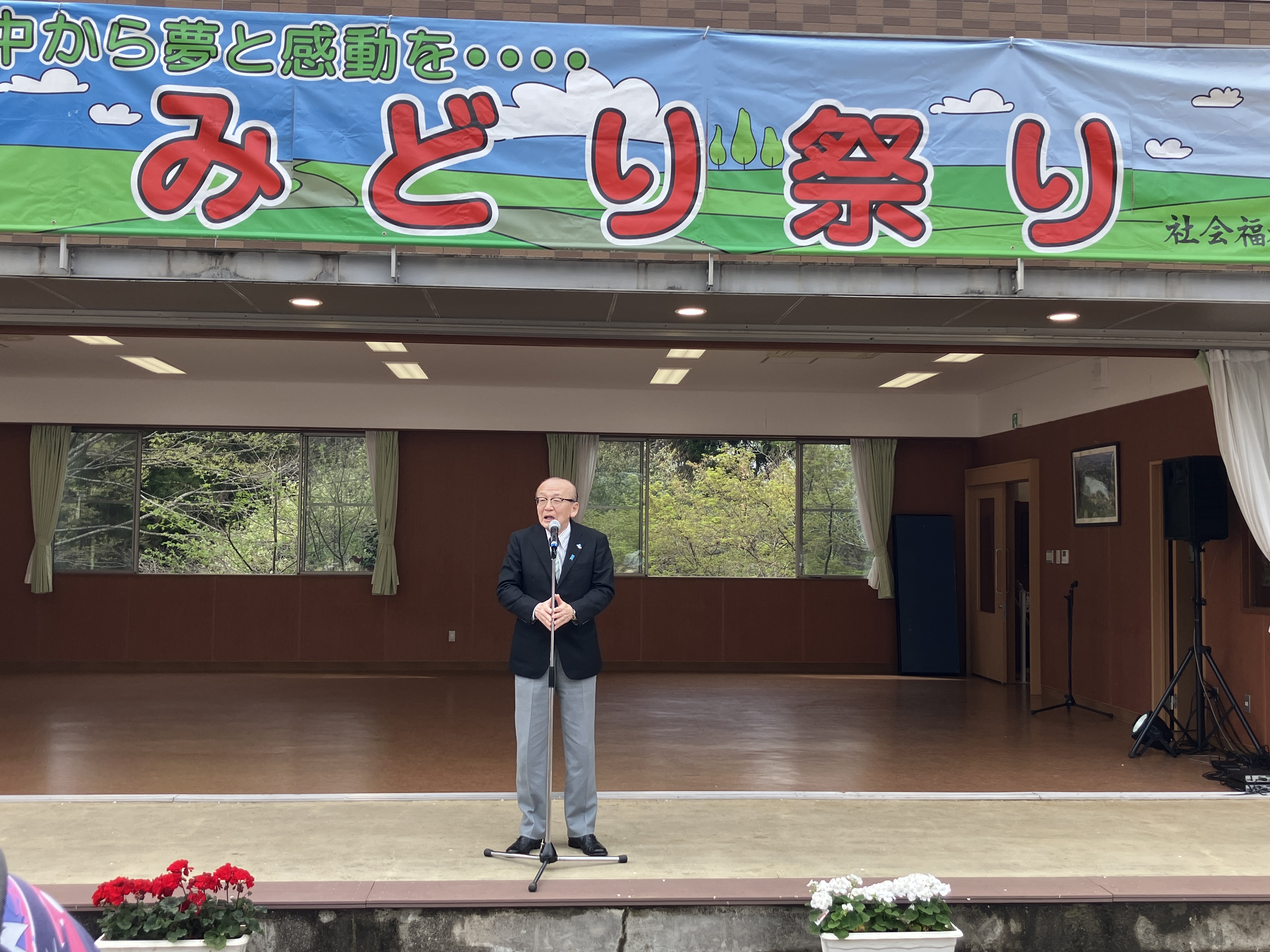 市長が挨拶する様子。