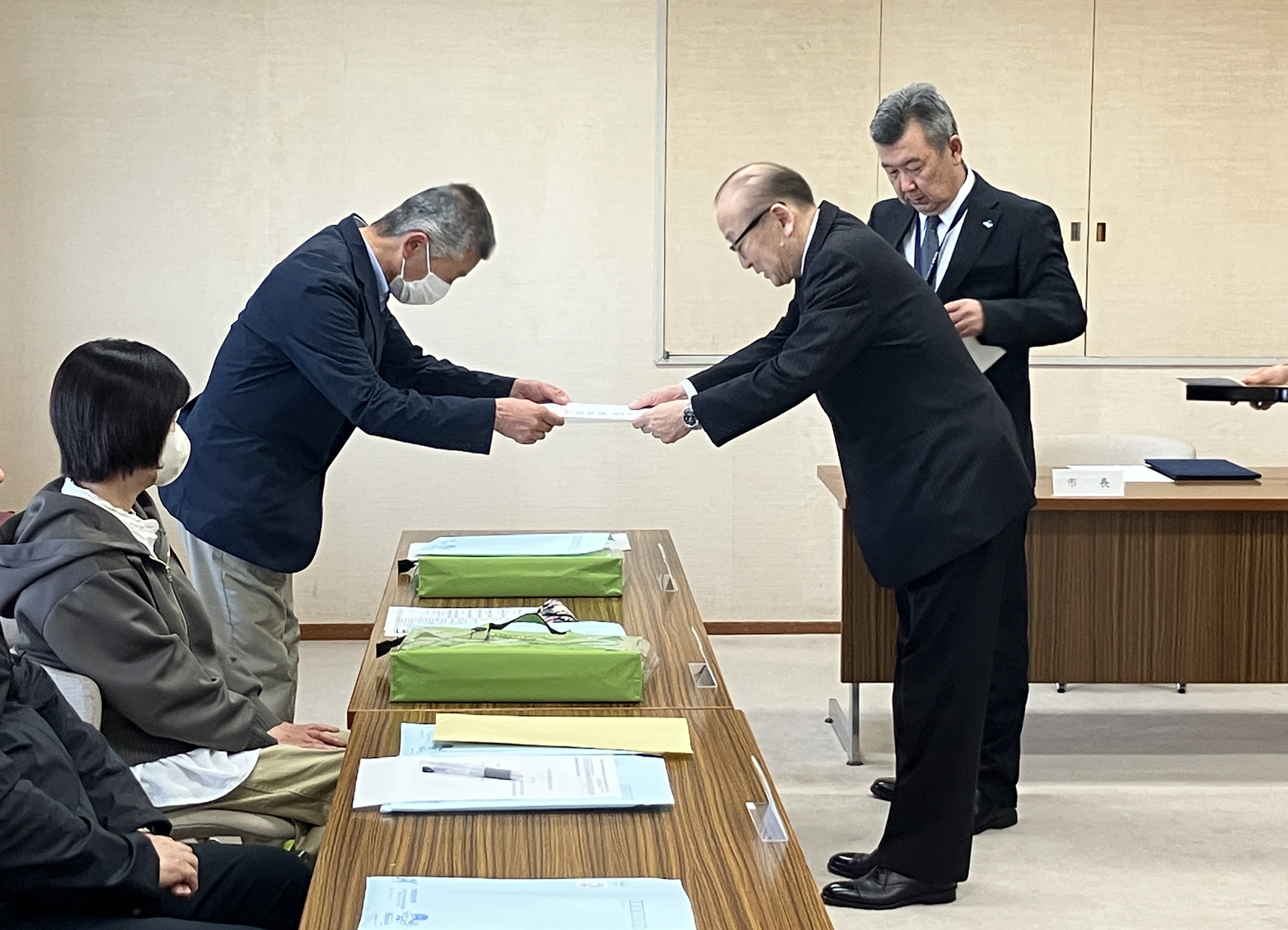 市長が委嘱状を交付する様子。