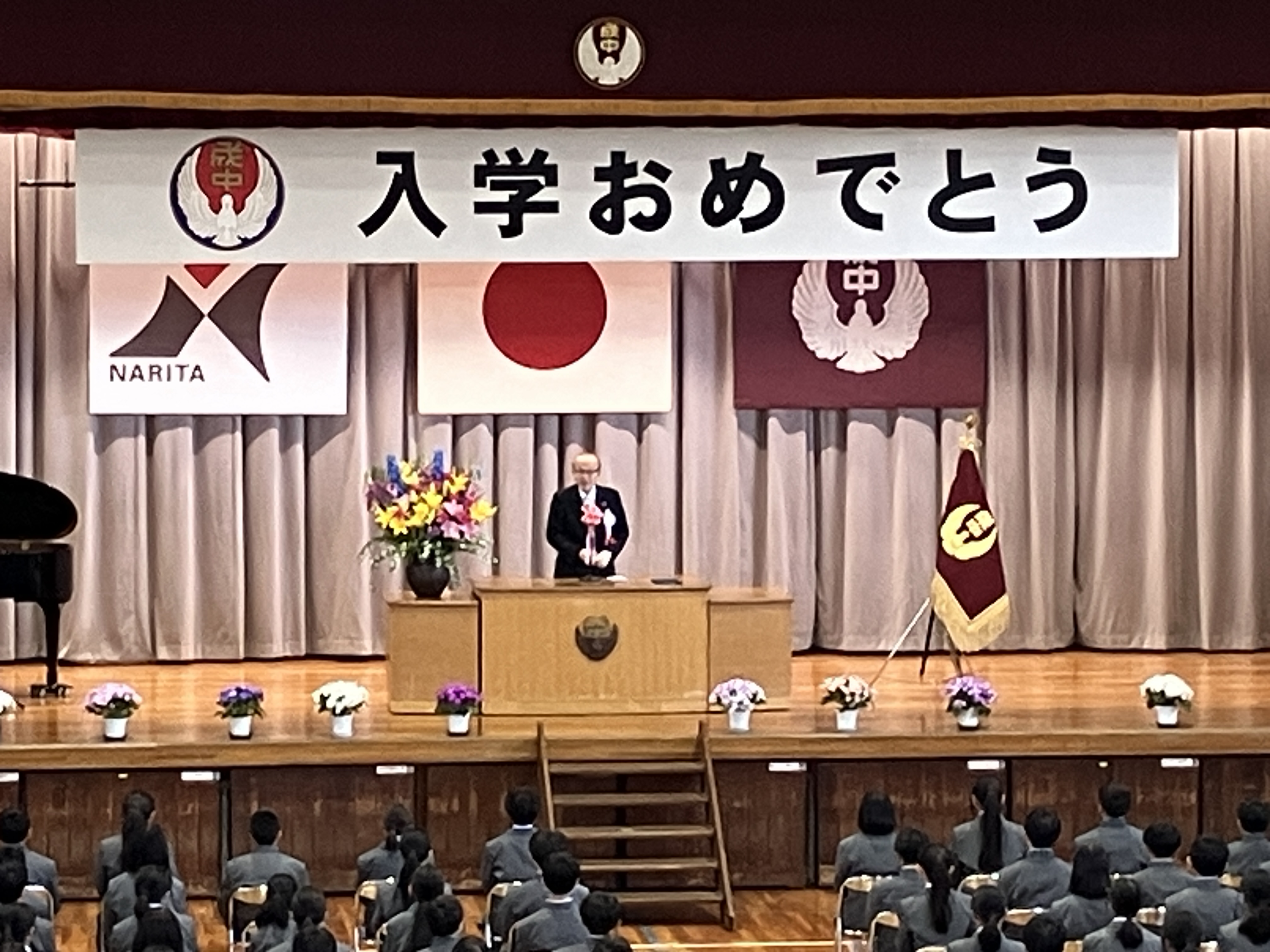 市長が祝辞を述べる様子。