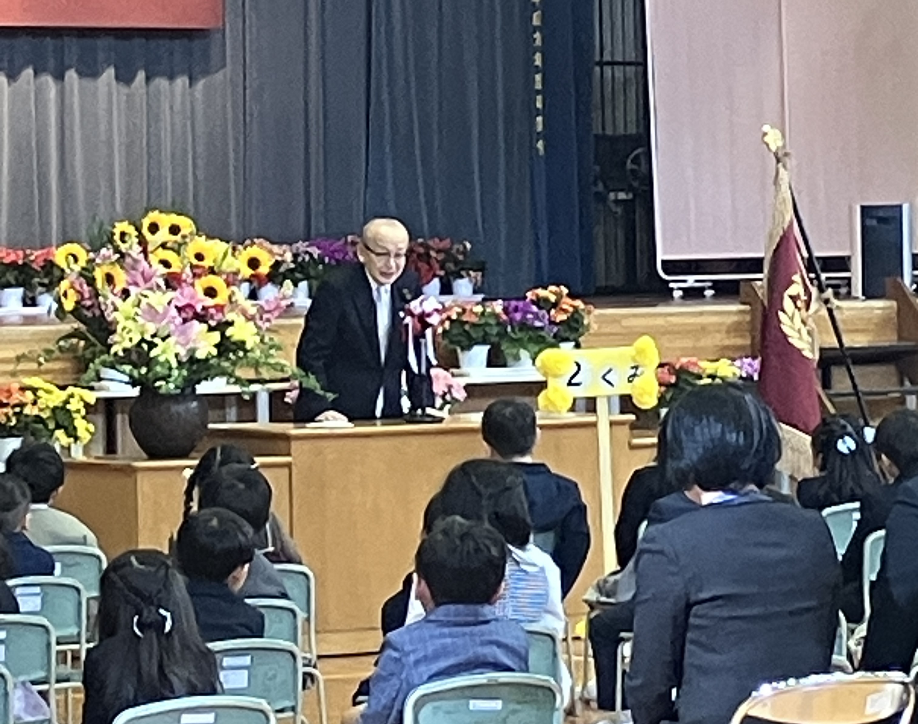 市長が祝辞を述べる様子。