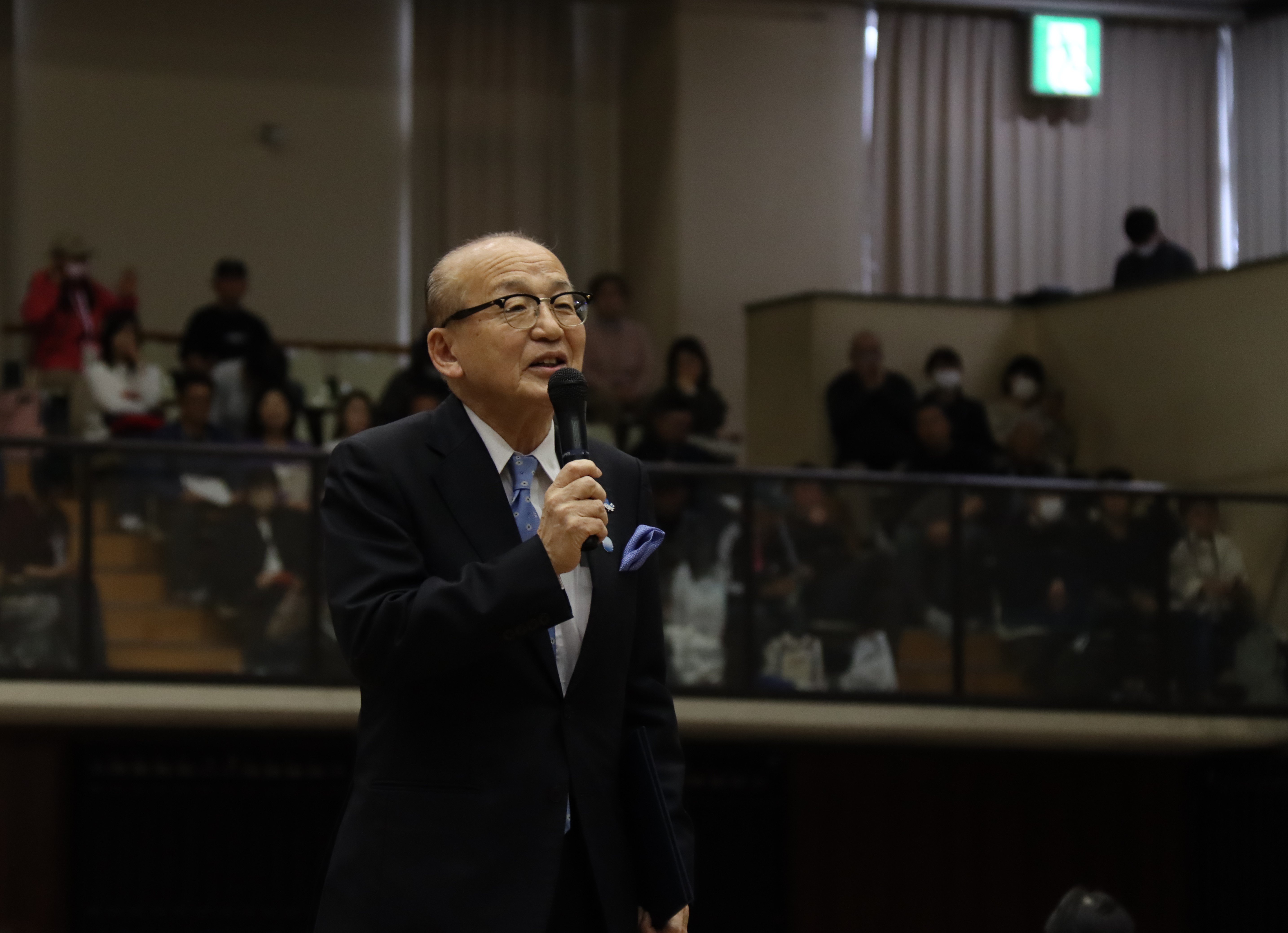 市長が挨拶する様子。