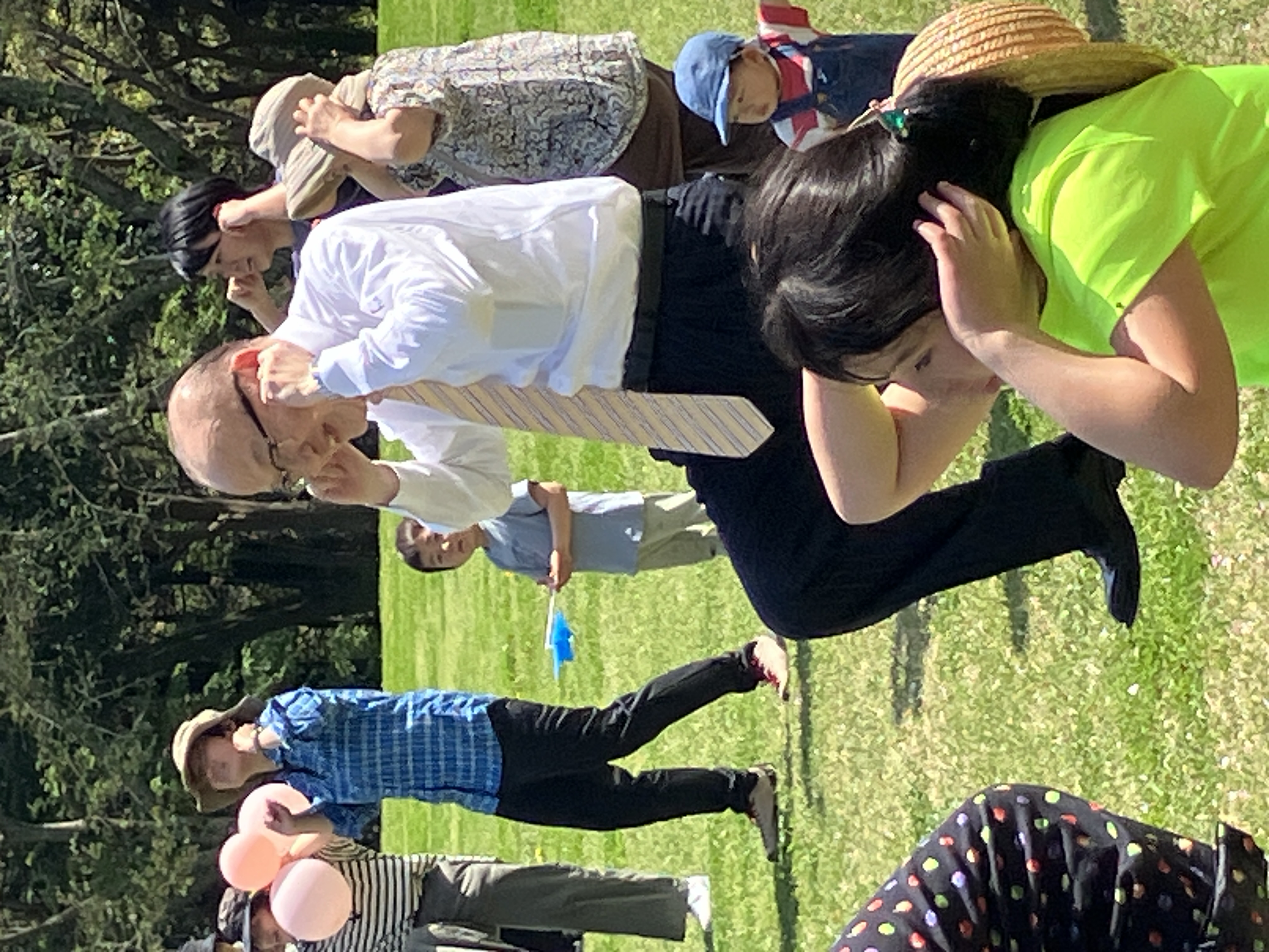 市長が参加者と共に体操する様子。