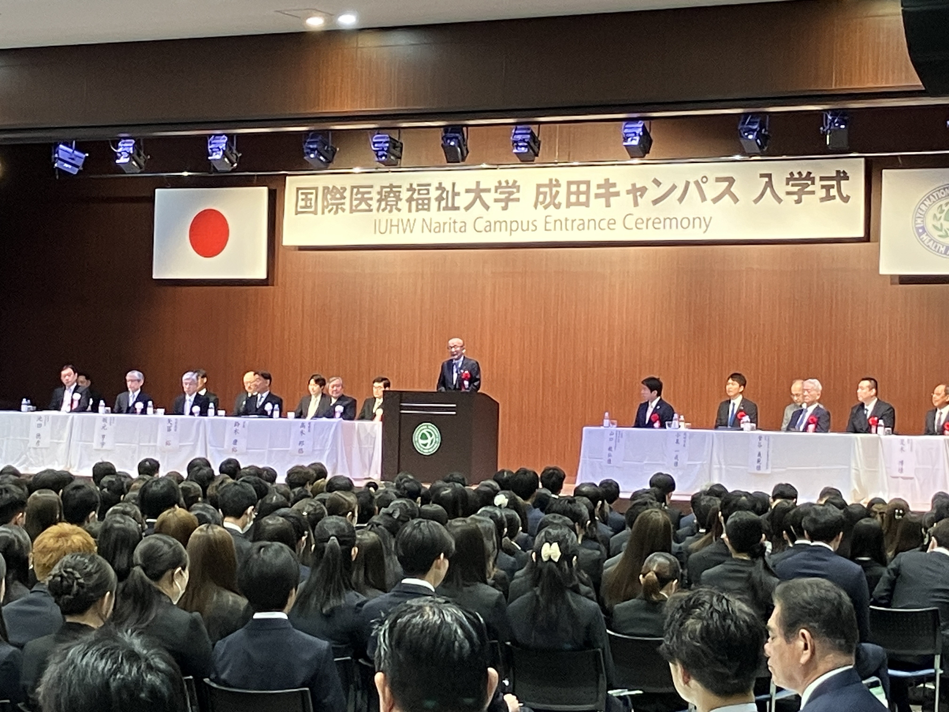 入学式で挨拶する様子。