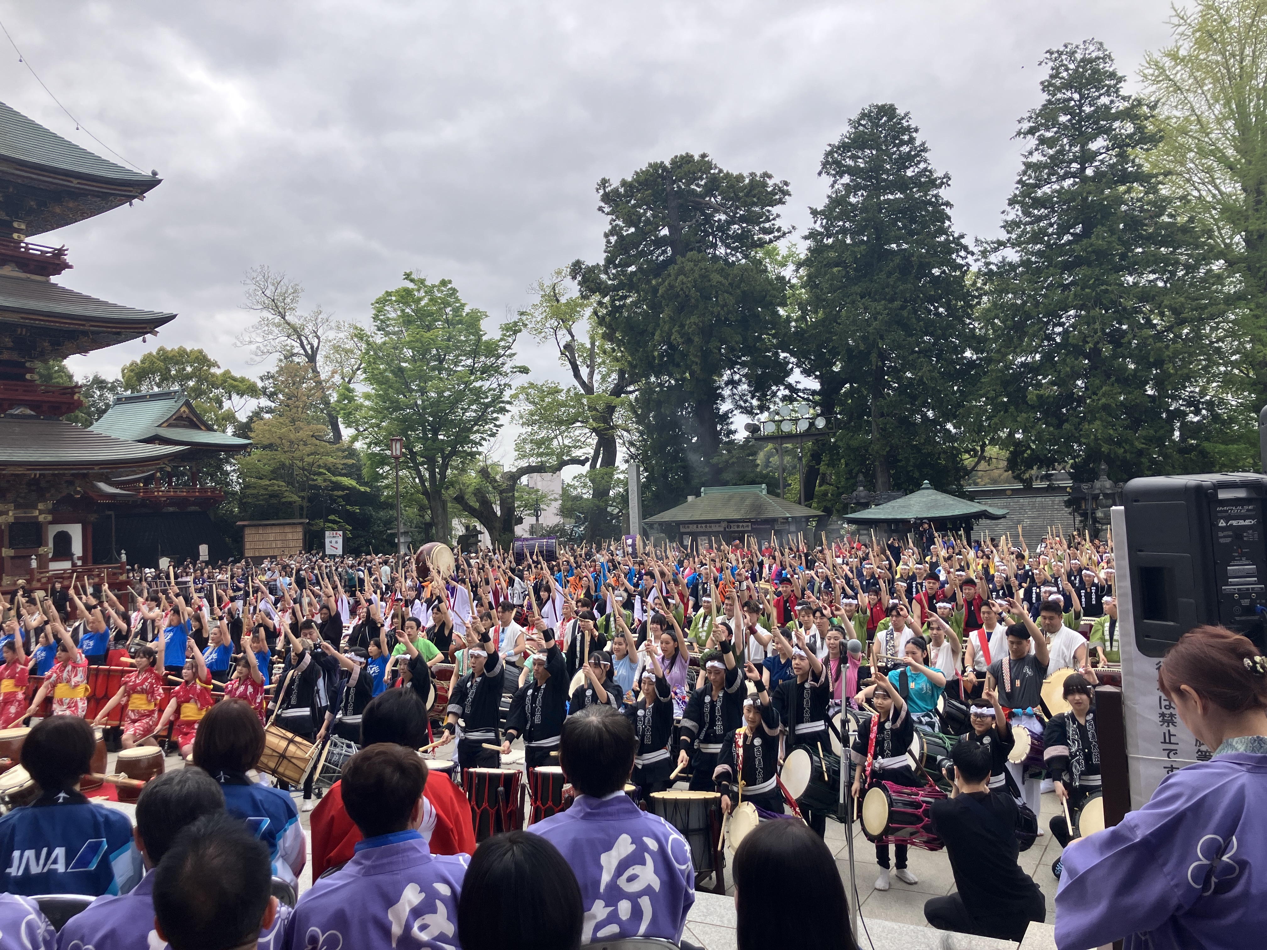 大勢の演者が集う境内。