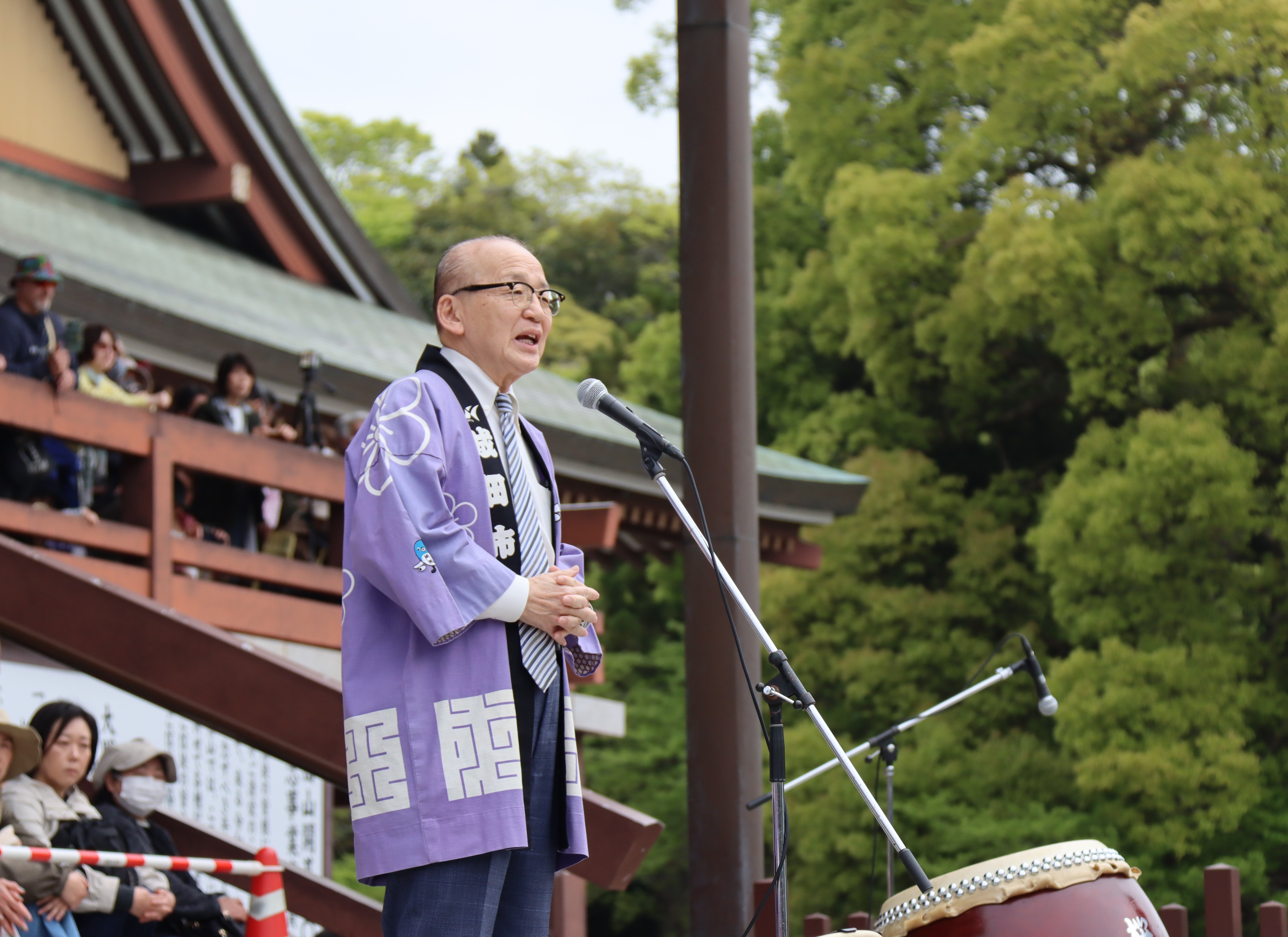 市長が挨拶する様子。